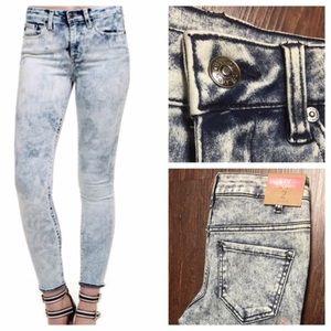 NWT Acid Wash Denim Legging (Delia’s Brand)
